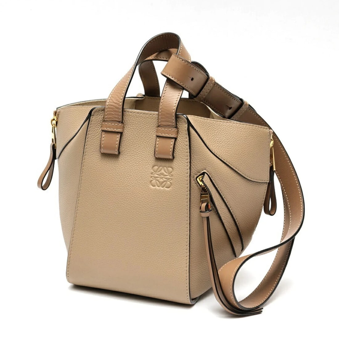 LOEWE HAMMOCK BAG COMPACT IN CALFSKIN SAND: LOEWE Hammock Bag Compact in Calfskin Sand Brand: Loewe Type/Style: Handbag, Shoulder bag Material: Leather Color: Grayish, Sand Size: (HxWxD)20.8cm x 14.4cm x 19.5cm / 8.18'' x 5.66'' x 7.67'' Ac