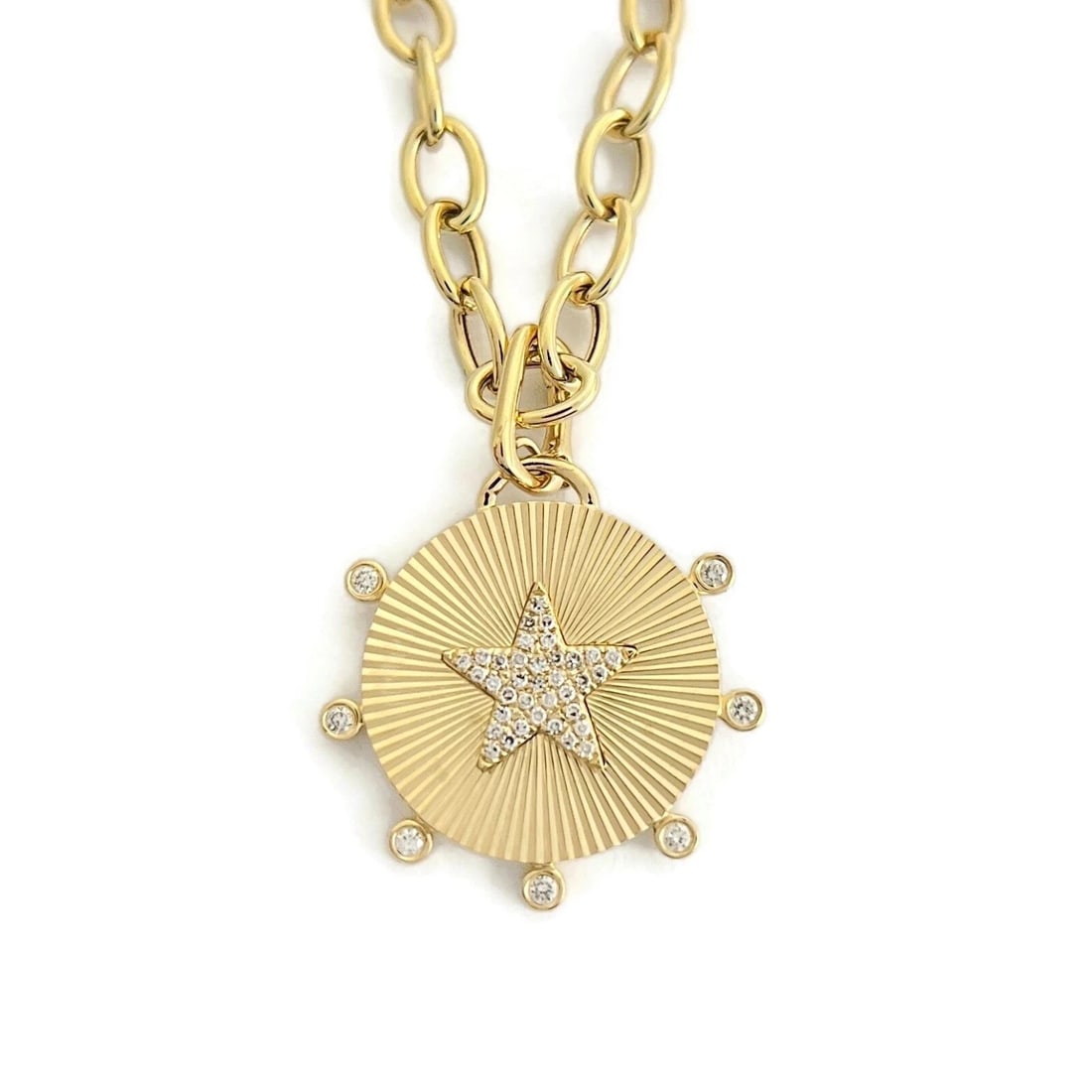 PAVE DIAMOND STAR ROUND FLUTED DISC PENDANT NECKLACE: Pave Diamond Star Round Fluted Disc Pendant Necklace Brand: Unbranded Type/Style: Necklace Material: 14K Yellow Gold, Main Stone Natural Color: Gold Size: Length: 18 inches Pendant: 1.1 inch (with bal