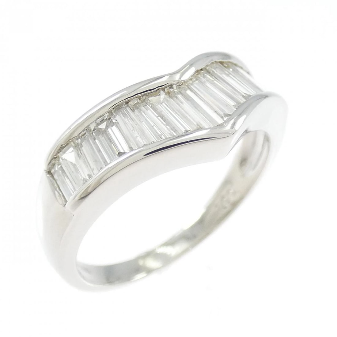 PT900 DIAMOND RING: PT900 Diamond Ring Brand: Unbranded Type/Style: Diamond Ring Material: Platinum900, Main Stone Natural Color: Silver Size: US 6 1/2 Accessories: None Accessories Notice: When purchasing pr