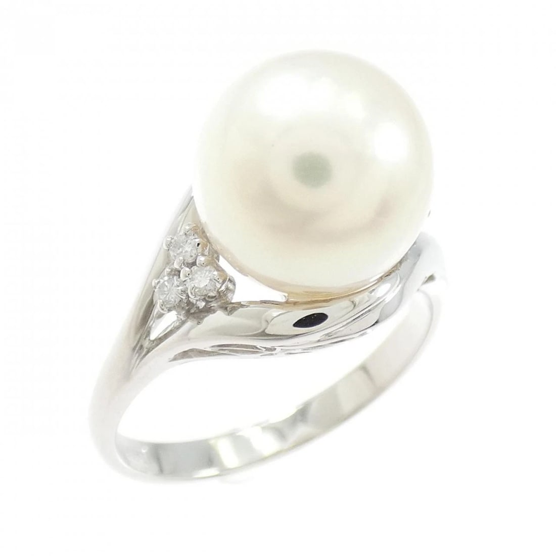 PT900 AKOYA PEARL RING: PT900 Akoya Pearl Ring Brand: Unbranded Type/Style: Akoya Pearl Ring Material: PT900, Main Stone Akoya PearlSecondary Stone Diamond Color: Silver Size: US 6 3/4 Accessories: None Accessories Notice:
