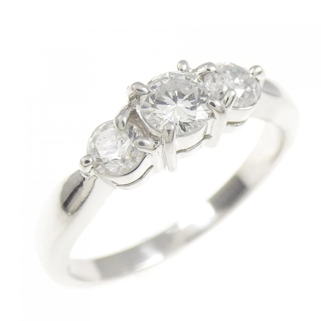 PT900 DIAMOND RING: PT900 Diamond Ring Brand: Unbranded Type/Style: Diamond Ring Material: Platinum900, Main Stone Natural Color: Silver Size: US 6 1/4 Accessories: None Accessories Notice: When purchasing pre-owned
