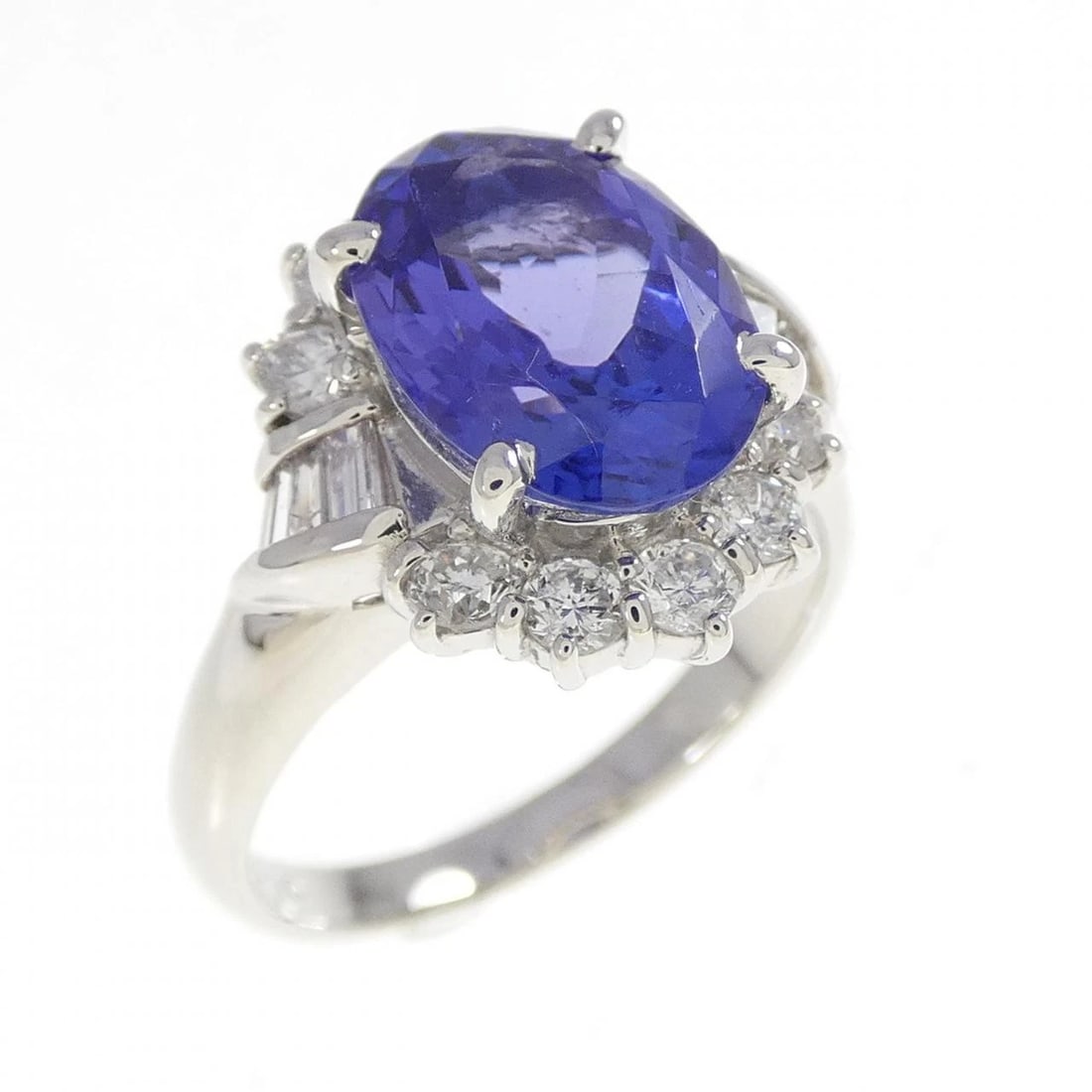 PT900 TANZANITE RING: PT900 Tanzanite Ring Brand: Unbranded Type/Style: Tanzanite Ring Material: Platinum900, Main Stone TanzaniteSecondary Stone Diamond Color: Silver Size: US 6 1/2 Accessories: None Accessori