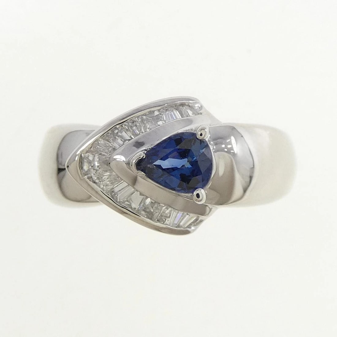 PT900 SAPPHIRE RING: PT900 Sapphire Ring Brand: Unbranded Type/Style: Sapphire Ring Material: PT900, Main Stone Sapphire Secondary Stone Diamond Color: Silver Size: US 6 1/4 Accessories: None Accessories Notic