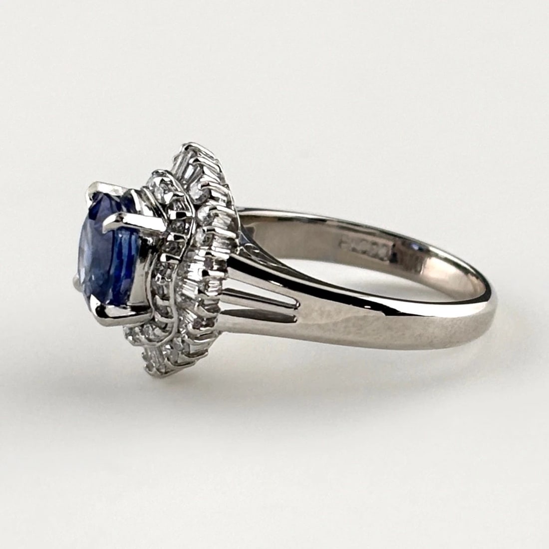 SAPPHIRE DESIGN RING PLATINUM: sapphire design ring Platinum Brand: Unbranded Type/Style: Ring Material: Pt900, Main Stone sapphire Color: PT Size: US 6 Accessories: None Accessories Notice: When purchasing pre-owned goods, please