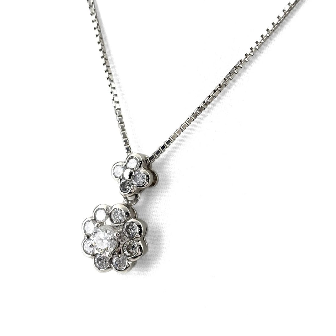 FLOWER MOTIF DESIGN NECKLACE PLATINUM PENDANT: Flower motif design Necklace Platinum Pendant Brand: Unbranded Type/Style: Necklace Material: Pt850, Main Stone Natural Color: Silver Size: Chain / code 40cm(15.7") Chain width 1.0mm(0.0") Pendant