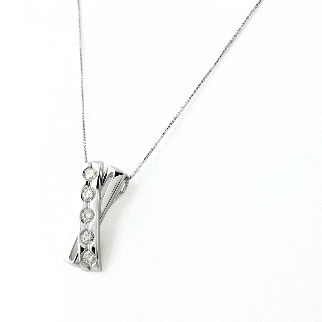 MELEE DIAMOND DESIGN NECKLACE WHITEGOLD PENDANT 18K WG: melee diamond design necklace WhiteGold Pendant 18K WG Brand: Unbranded Type/Style: Necklace Material: 18K WG, Main Stone Natural Color: White Size: Chain / code 45cm(17.7") Chain width 0.5mm(0.0")