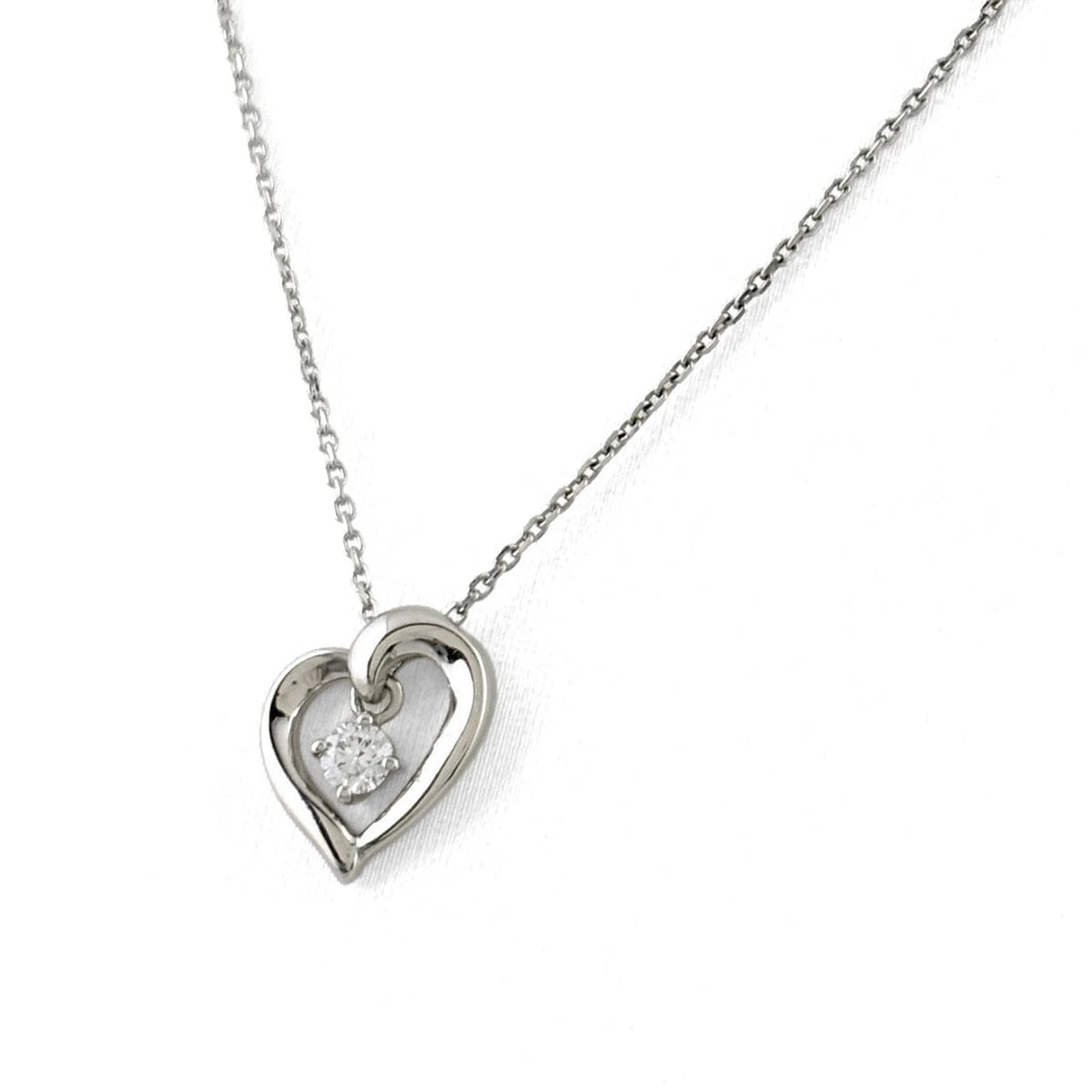 4? HEART MOTIF NECKLACE PLATINUM PENDANT DIAMOND: 4? Heart motif Necklace Platinum Pendant diamond Brand: 4? Type/Style: Necklace Material: Pt850, Main Stone Natural Color: Silver Size: Chain / code 40cm(15.7") Chain width 0.5mm(0.0") Pendant size