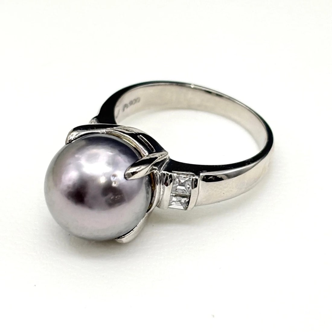 PEARL DESIGN RING PLATINUM MELEE DIAMOND: pearl design ring Platinum melee diamond Brand: Unbranded Type/Style: Ring Material: Pt900, Main Stone Pearl Color: PT Size: US 5.5 Accessories: None Accessories Notice: When purchasing pre-owned