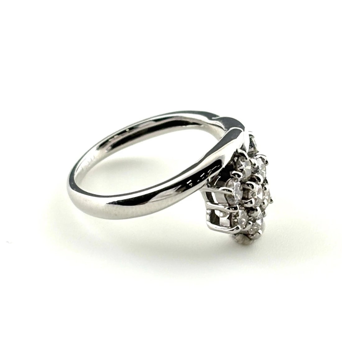 FLOWER MOTIF DESIGN WHITE GOLD MELEE DIAMOND RING: flower motif design White Gold Melee Diamond Ring Brand: Unbranded Type/Style: Ring Material: 18K WG, Color: White Size: US 3 Accessories: None Accessories Notice: When purchasing pre-owned goods,