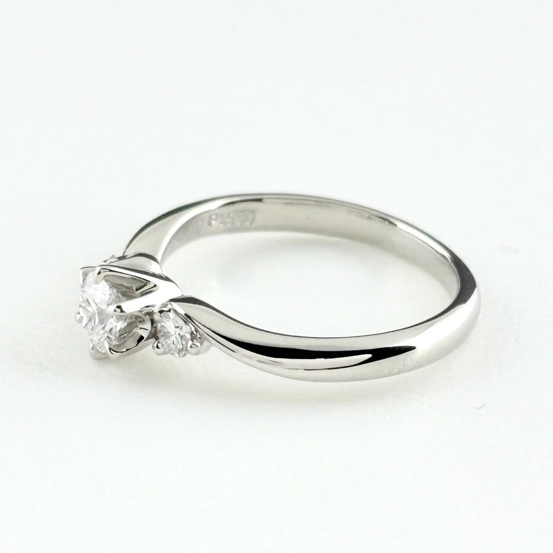 DIAMOND DESIGN RING PLATINUM RING MELEE DIAMOND: diamond design ring Platinum ring melee diamond Brand: Unbranded Type/Style: Ring Material: Pt950, Color: PT Size: US 4.5 to 5 Accessories: None Accessories Notice: When purchasing pre-own
