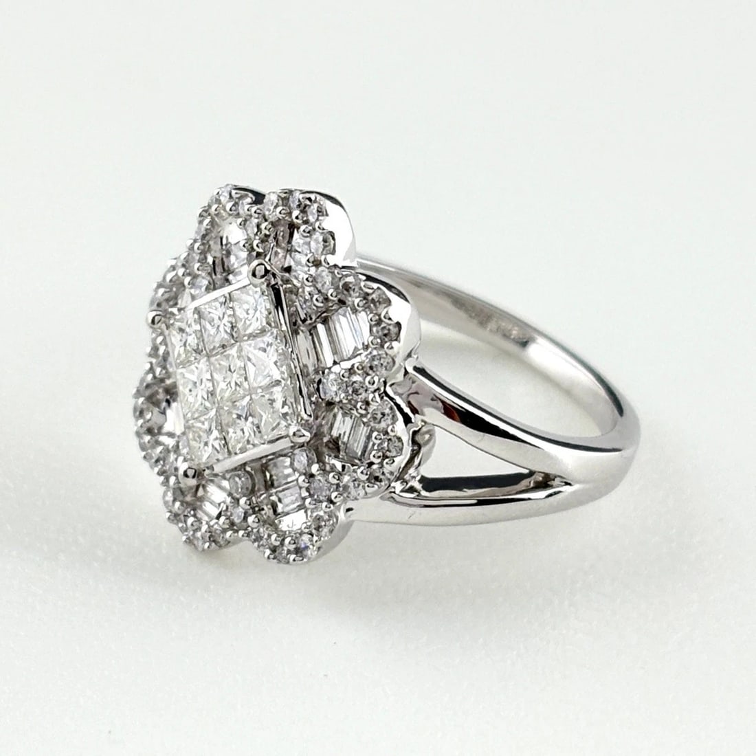 FLOWER MOTIF DESIGN WHITEGOLD RING FLOWER: flower motif design WhiteGold Ring Flower Brand: Unbranded Type/Style: Ring Material: 18K WG, Color: White Size: US 6.5 Accessories: None Accessories Notice: When purchasing pre-owned goods, please