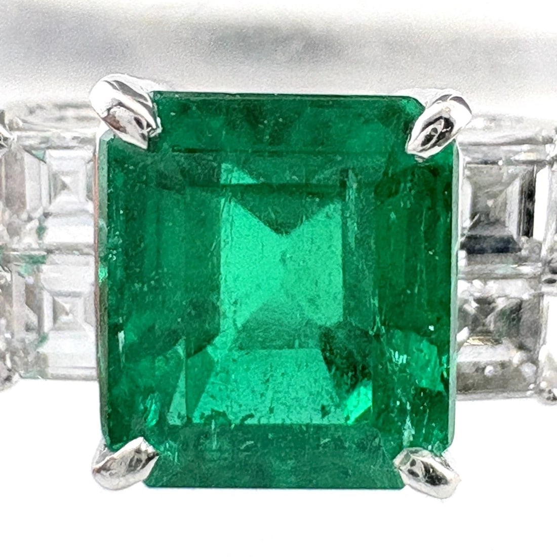 EMERALD DESIGN RING PLATINUM - 2