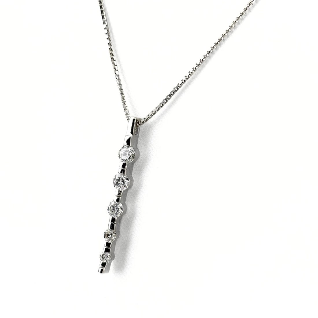 MELEE DIAMOND DESIGN NECKLACE PLATINUM PENDANT NECKLACE: melee diamond design necklace Platinum Pendant Necklace Brand: Unbranded Type/Style: Necklace Material: Pt900, Color: PT Size: Chain / code 41cm(16.1") Pendant size 36.3?3.8mm(1.4") Accessories: None