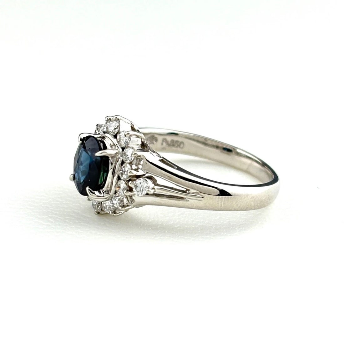 SAPPHIRE DESIGN RING PLATINUM MELEE DIAMOND: sapphire design ring Platinum melee diamond Brand: Unbranded Type/Style: Ring Material: Pt850, Main Stone sapphire Color: PT Size: US 4.5 to 5 Accessories: None Accessories Notice: When purchasing