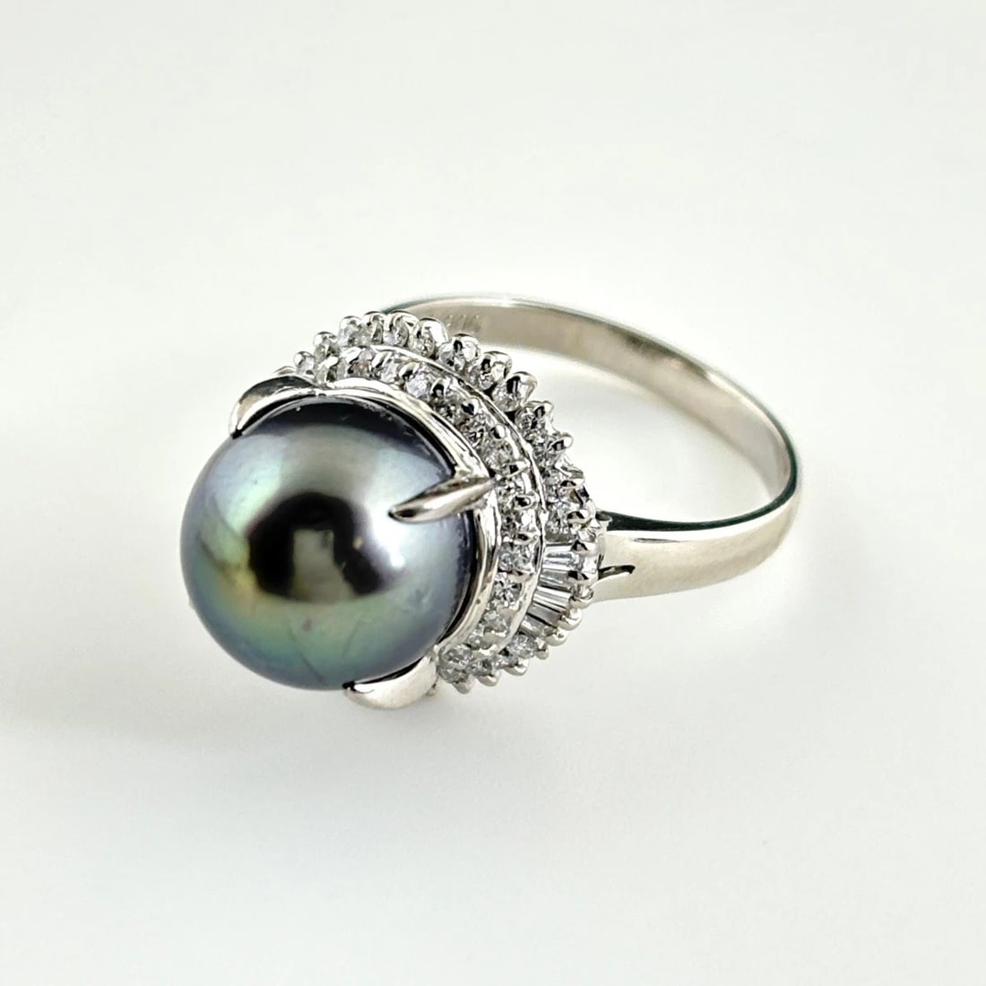 PEARL DESIGN PLATINUM MELEE DIAMOND RING: pearl design Platinum melee diamond ring Brand: Unbranded Type/Style: Ring Material: Pt900, Main Stone Pearl Color: PT Size: US 7.5 to 8 Accessories: None Accessories Notice: When purchasing