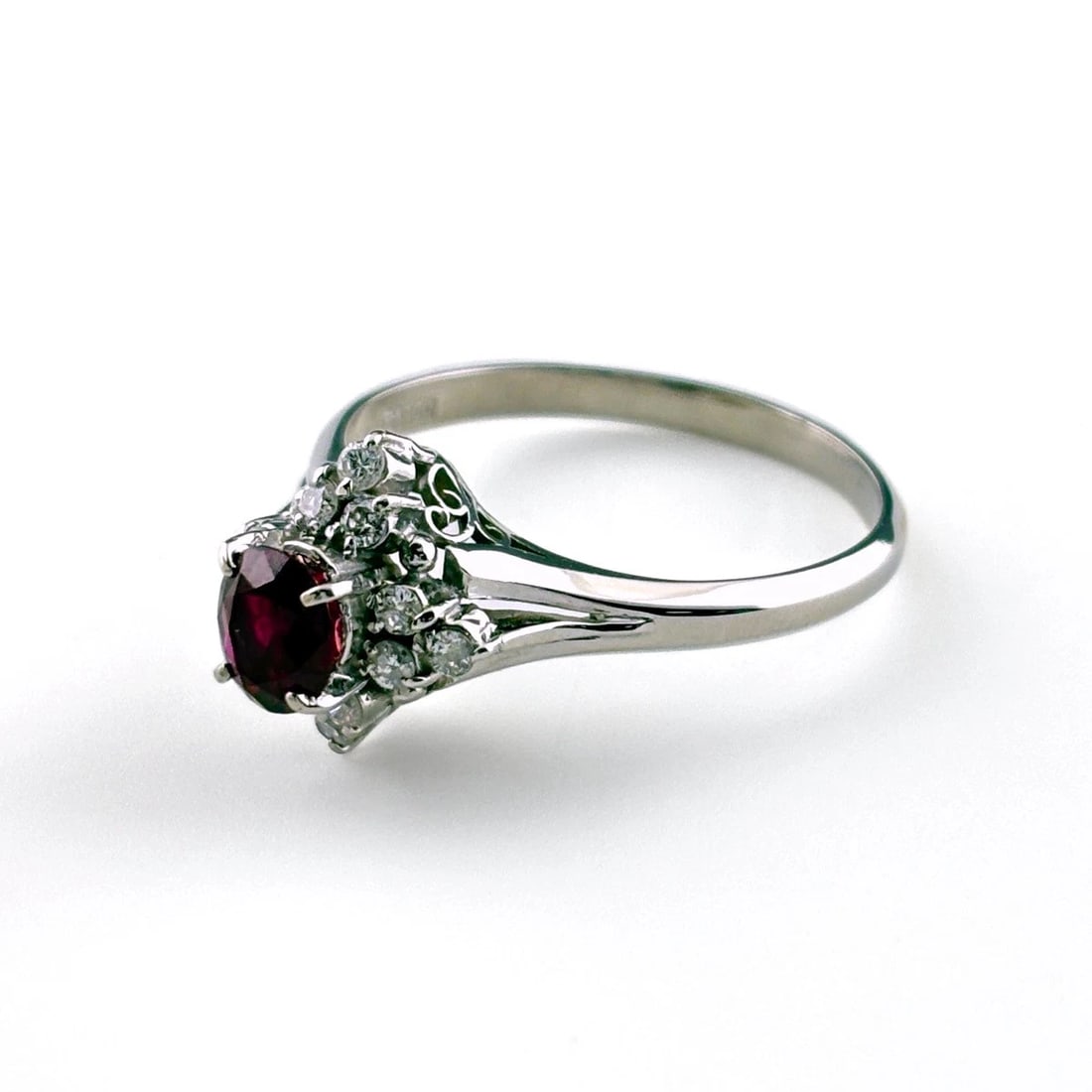 RUBY DESIGN RING PLATINUM RING MELEE DIAMOND: ruby design ring Platinum ring melee diamond Brand: Unbranded Type/Style: Ring Material: 18K YellowGold, Main Stone Ruby Color: YellowGold Size: US 9 to 9.5 Accessories: None Accessories N