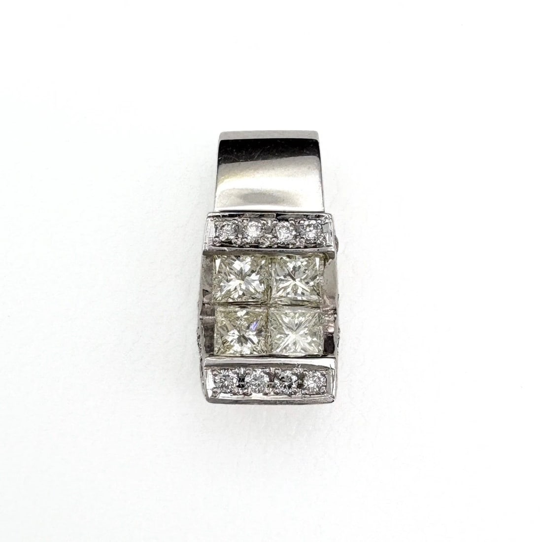 MELEE DIAMOND DESIGN PENDANT HEAD WHITEGOLD: melee diamond design pendant head WhiteGold Brand: Unbranded Type/Style: Pendant Head Material: 18K ?WG, Color: White Size: Pendant size 16.9?7.3mm(0.7") Inside diameter of the bail 6.6?3.1mm(0.3")