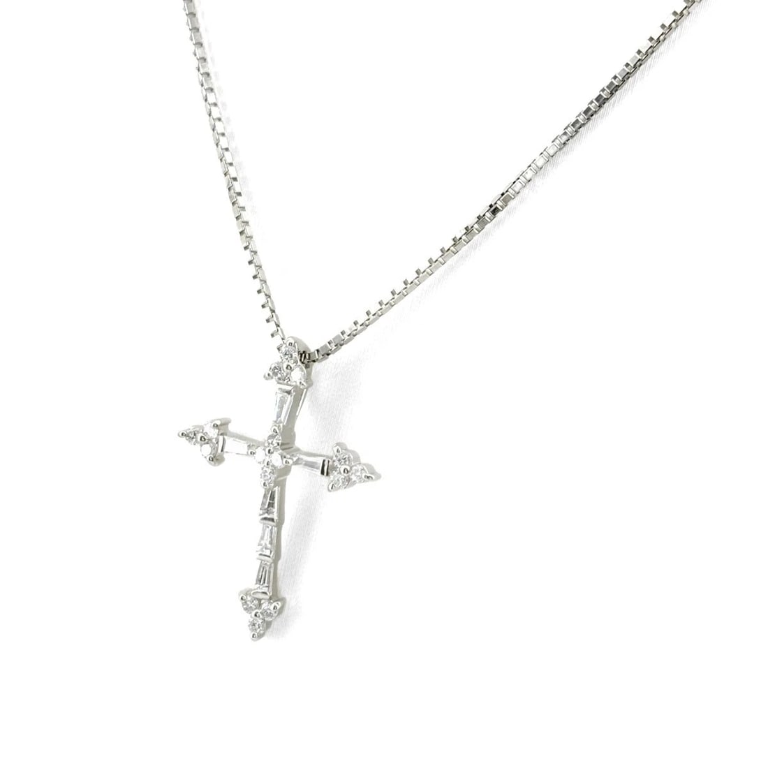 CROSS MOTIF DESIGN NECKLACE PLATINUM PENDANT MELEE DIAMOND: Cross motif design Necklace Platinum Pendant melee diamond Brand: Unbranded Type/Style: Necklace Material: Pt900 ?Pt850, Color: Silver Size: Chain / code 42cm(16.5") Chain width 1.0mm(0.0") Pendant