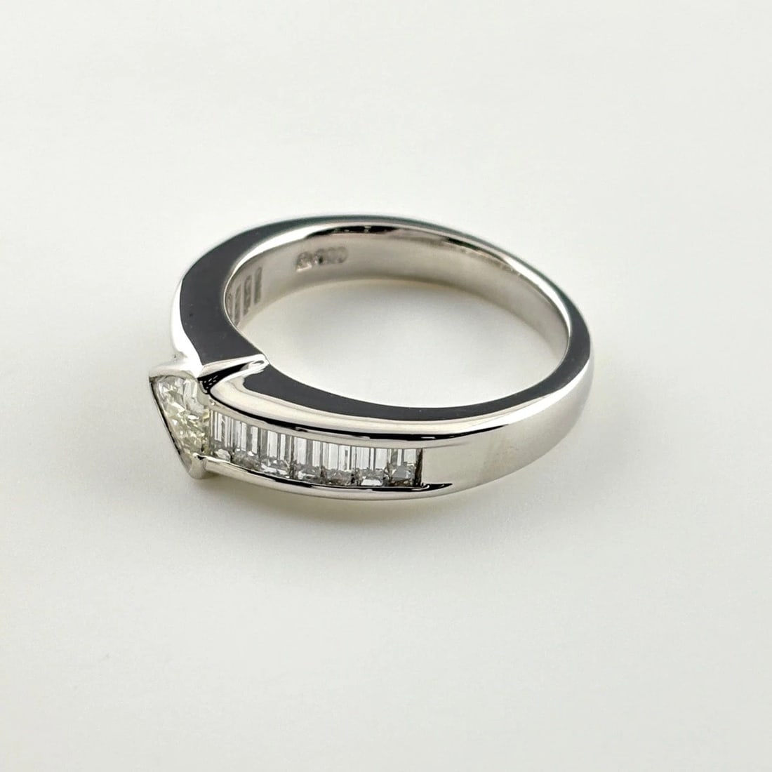 DIAMOND DESIGN RING PLATINUM RING MELEE DIAMOND: diamond design ring Platinum ring melee diamond Brand: Unbranded Type/Style: Ring Material: Pt900, Color: PT Size: US 5.5 Accessories: None Accessories Notice: When purchasing pre-owned go