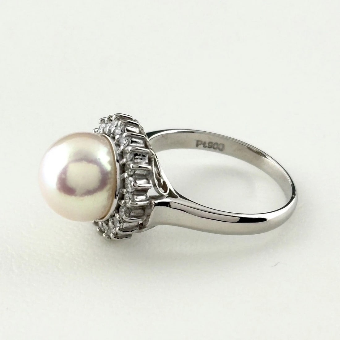 PEARL DESIGN RING PLATINUM RING MELEE DIAMOND: pearl design ring Platinum ring melee diamond Brand: Unbranded Type/Style: Ring Material: Pt900, Main Stone Pearl Color: PT Size: US 5 Accessories: None Accessories Notice: When purchasing pre-owned