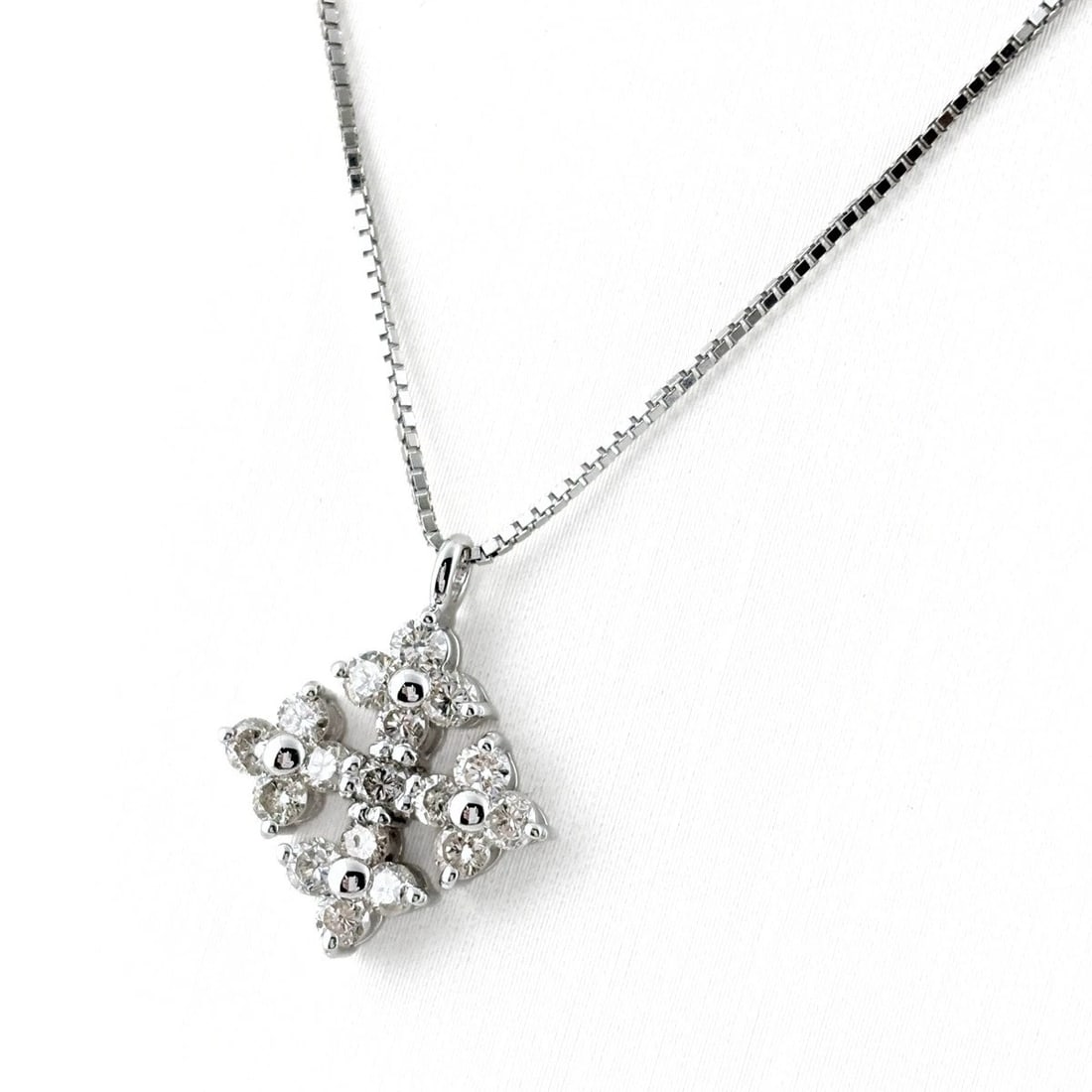 FLOWER MOTIF DESIGN NECKLACE WHITEGOLD PENDANT: Flower motif design Necklace WhiteGold Pendant Brand: Unbranded Type/Style: Necklace Material: 18K WG, Color: White Size: Chain / code 40cm(15.7") Chain width 0.7mm(0.0") Total length of the pendant
