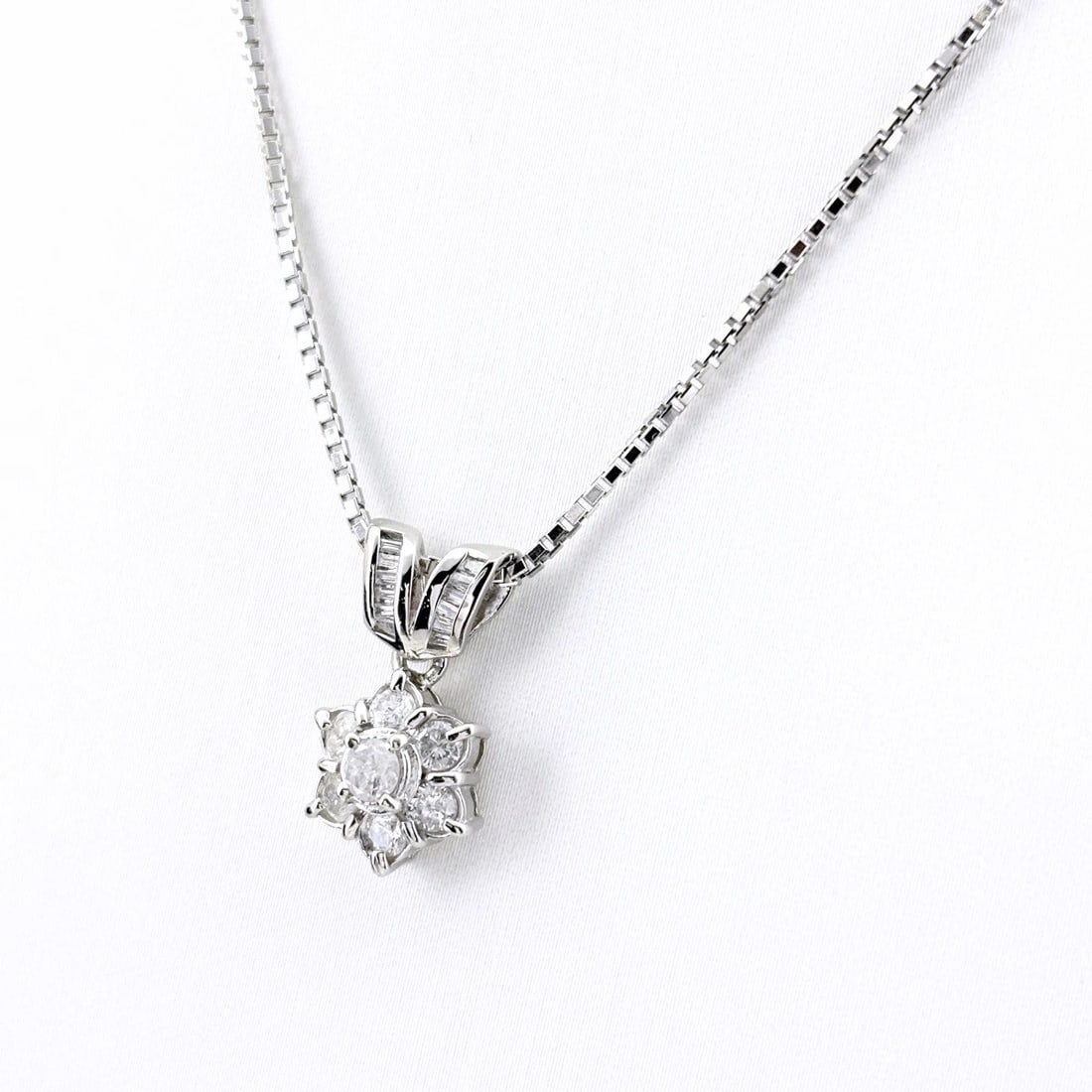 FLOWER MOTIF DESIGN NECKLACE PLATINUM PENDANT: Flower motif design Necklace Platinum Pendant Brand: Unbranded Type/Style: Necklace Material: Pt900 ?Pt850, Main Stone Natural Color: Silver Size: Chain / code 40cm(15.7") Chain width 1.1mm(0.0")
