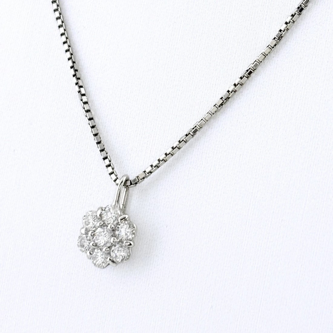 FLOWER MOTIF DESIGN PLATINUM PENDANT NECKLACE: Flower motif design Platinum Pendant Necklace Brand: Unbranded Type/Style: Necklace Material: Pt900, Color: PT Size: Chain / code 42.5cm(16.7") Total length of the pendant head including a bail
