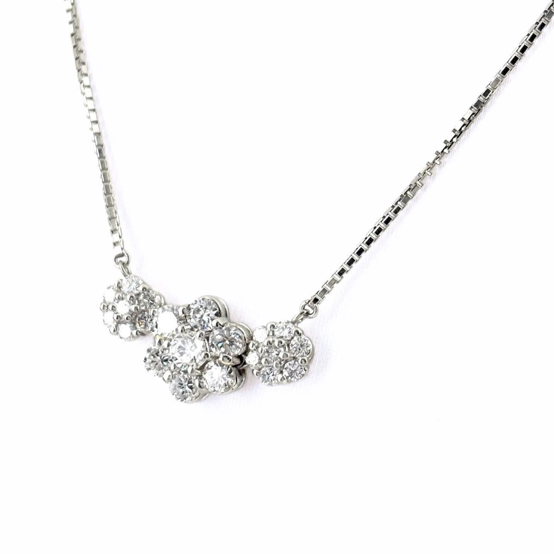 FLOWER MOTIF DESIGN NECKLACE PLATINUM: Flower motif design Necklace Platinum Brand: Unbranded Type/Style: Necklace Material: Pt900, Color: PT Size: Chain / code 43cm(16.9") Pendant size 10.7?19.0mm(0.4") Accessories: None Accessories