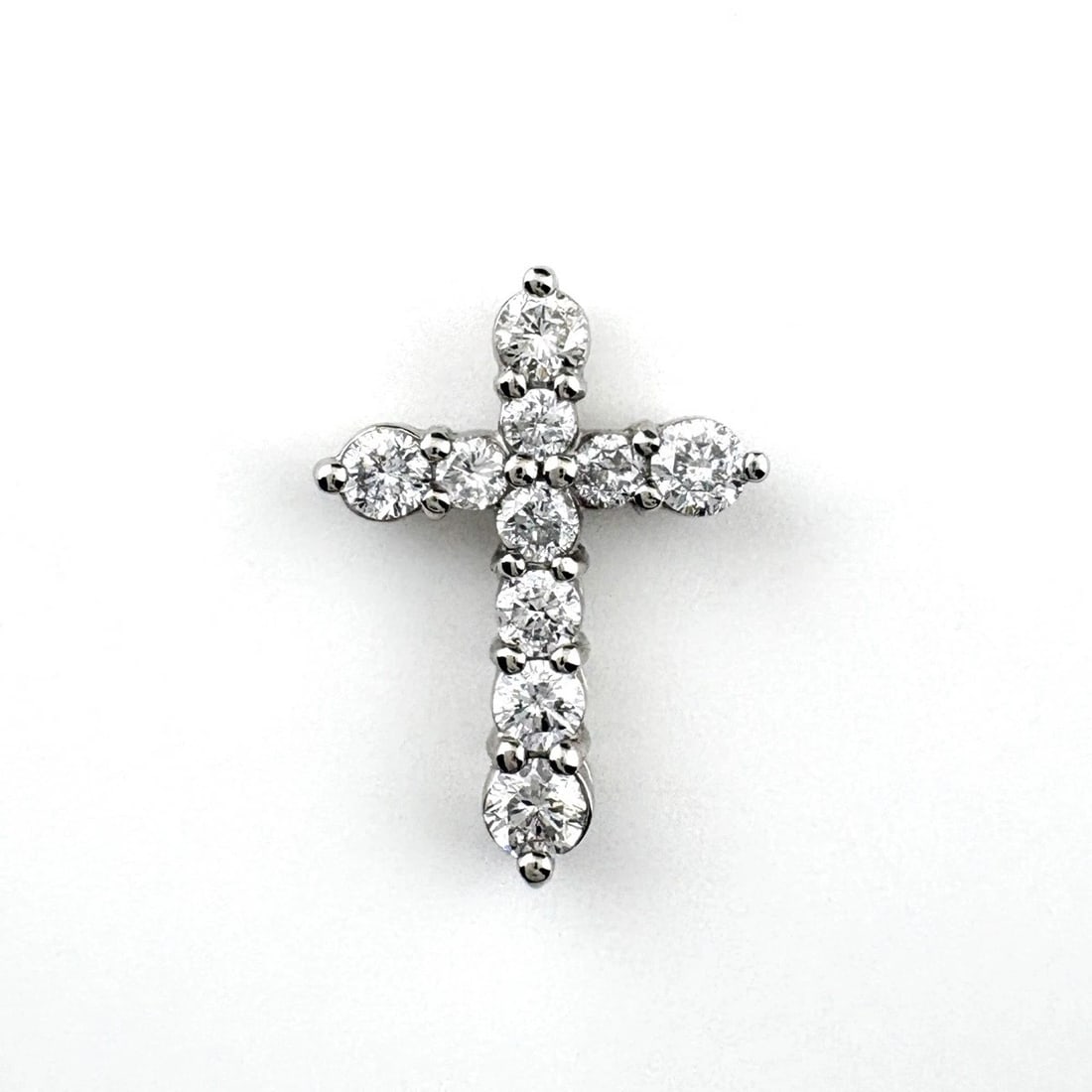 CROSS MOTIF PENDANT HEAD PLATINUM DIAMOND PENDANT: Cross motif Pendant Head Platinum diamond Pendant Brand: Unbranded Type/Style: Pendant Head Material: Pt900, Color: Silver Size: Pendant size 20.4?15.4mm(0.8") Inside diameter of the bail