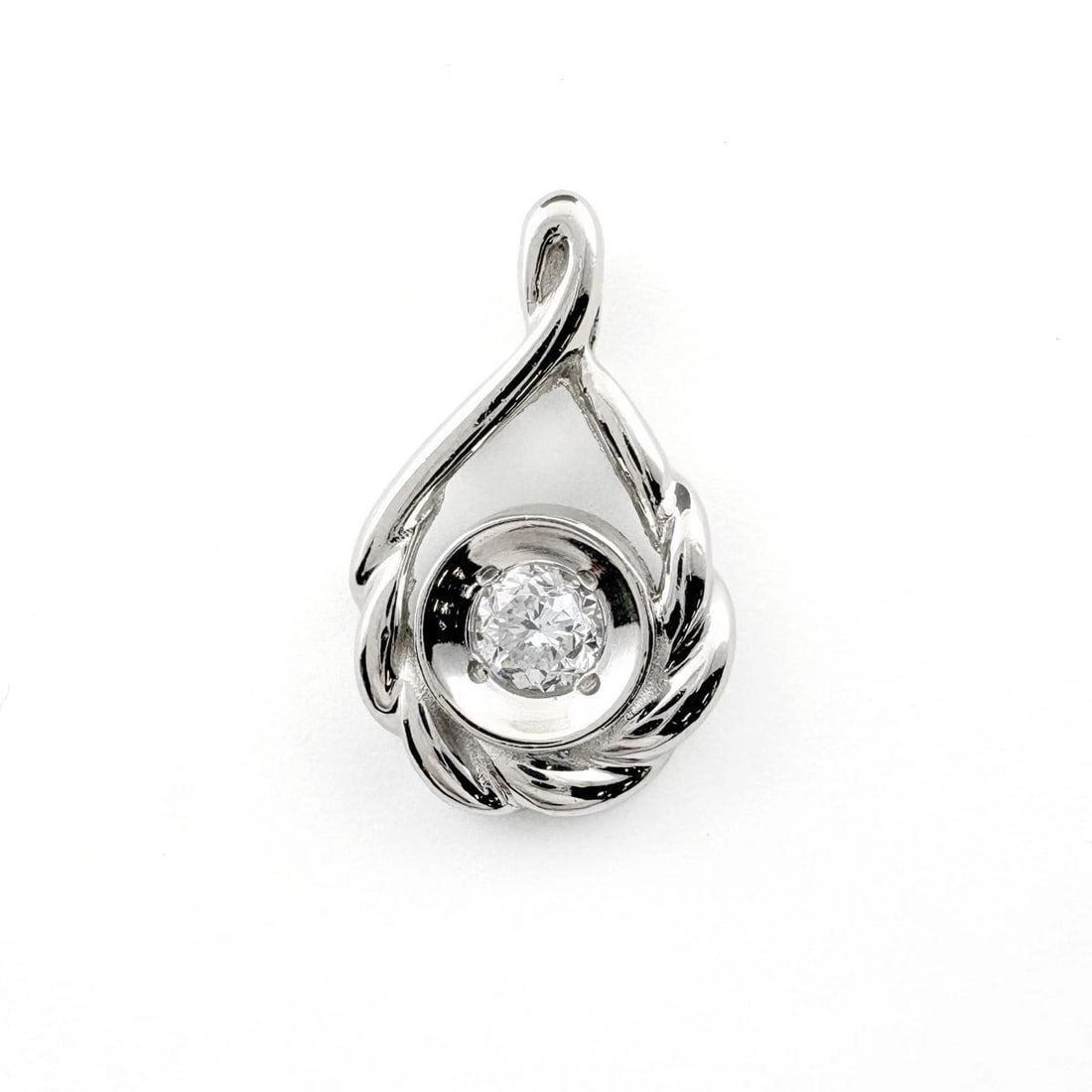 MELEE DIAMOND PLATINUM PENDANT HEAD: melee diamond Platinum Pendant Head Brand: Unbranded Type/Style: Pendant Head Material: Pt900, Color: PT Size: Pendant size 15.8?9.9mm(0.6") Inside diameter of the bail 4.1?1.5mm(0.2") Accessories: