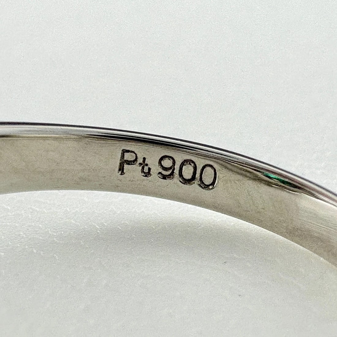 EMERALD DESIGN PLATINUM RING - 3