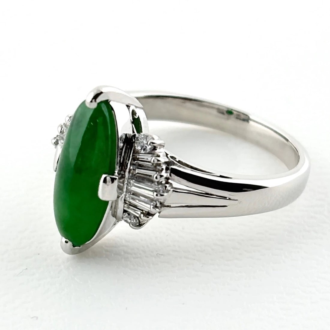 JADE DESIGN RING PLATINUM: jade design ring Platinum Brand: Unbranded Type/Style: Ring Material: Pt900, Main Stone Jade Color: PT Size: US 6 Accessories: None Accessories Notice: When purchasing pre-owned goods, please refer