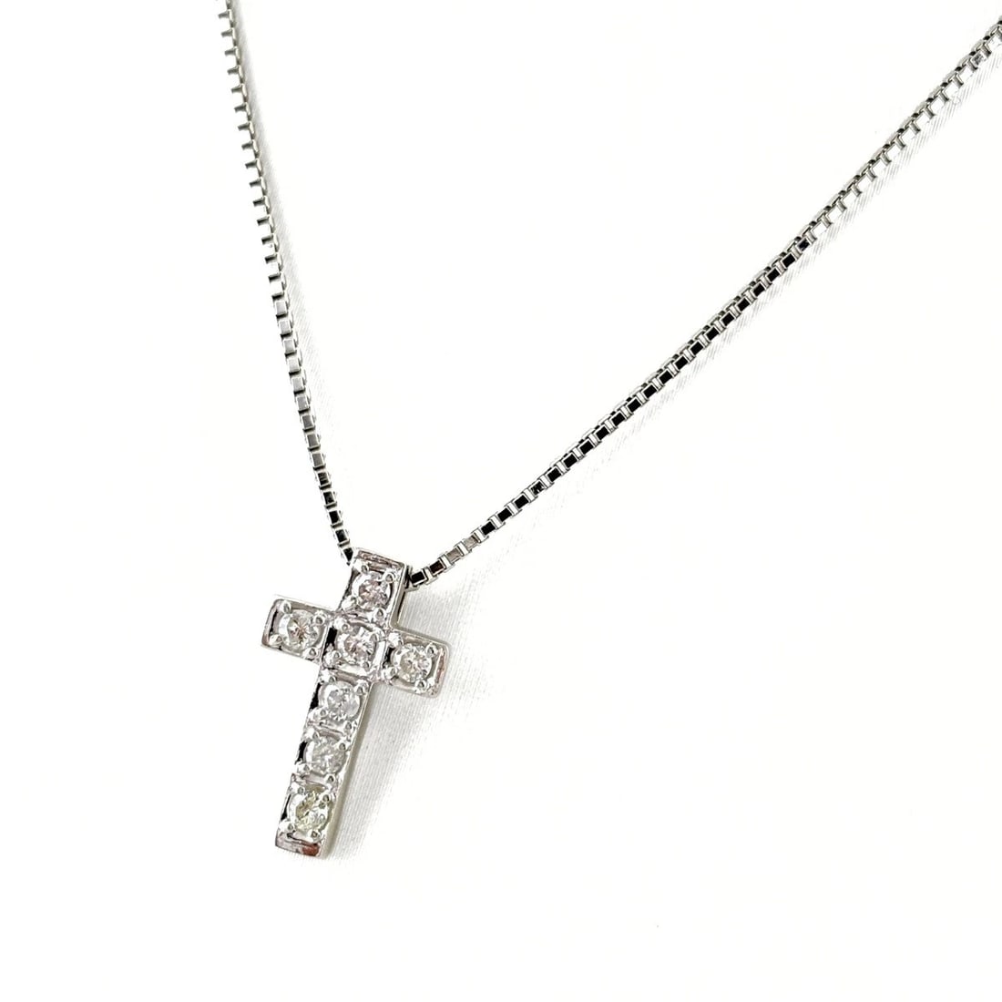 CROSS MOTIF DESIGN NECKLACE PLATINUM PENDANT: Cross motif design Necklace Platinum Pendant Brand: Unbranded Type/Style: Necklace Material: Pt900, Color: Silver Size: Chain / code 40cm(15.7") Chain width 1.0mm(0.0") Pendant size 16.8?10.2mm(0.7")