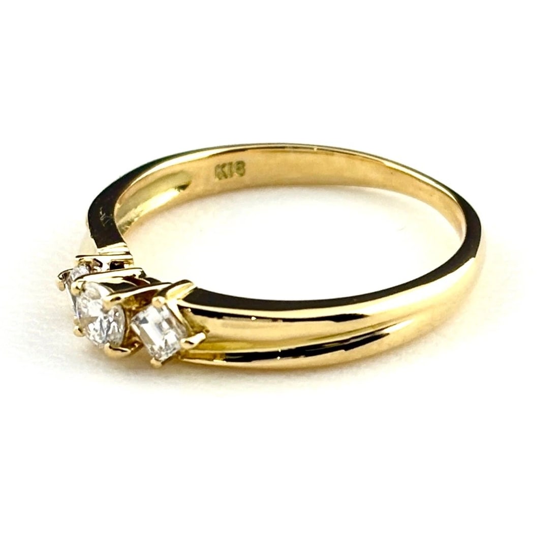 MELEE DIAMOND DESIGN RING YG YELLOWGOLD: melee diamond design ring YG YellowGold Brand: Unbranded Type/Style: Ring Material: 18K YellowGold, Color: YellowGold Size: US 6.5 Accessories: None Accessories Notice: When purchasing pre-owned
