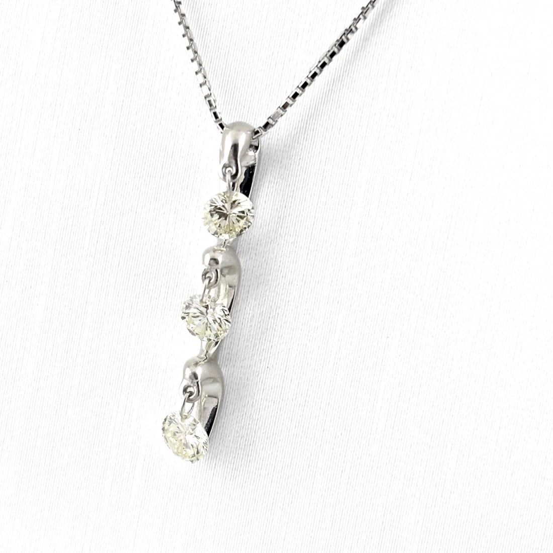 MELEE DIAMOND DESIGN WHITEGOLD PENDANT NECKLACE: melee diamond design WhiteGold Pendant Necklace Brand: Unbranded Type/Style: Necklace Material: 18K ?WG, Color: White Size: Chain / code 45cm(17.7") Chain width 0.7mm(0.0") Pendant size