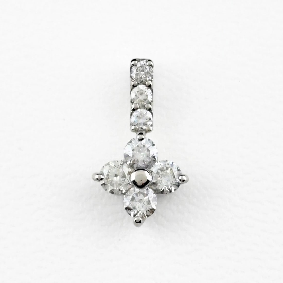 MELEE DIAMOND PENDANT HEAD PLATINUM: melee diamond Pendant Head Platinum Brand: Unbranded Type/Style: Pendant Head Material: Pt900, Color: PT Size: Pendant size 16.0?8.7mm(0.6") Inside diameter of the bail 2.3?1.8mm(0.1") Accessories: