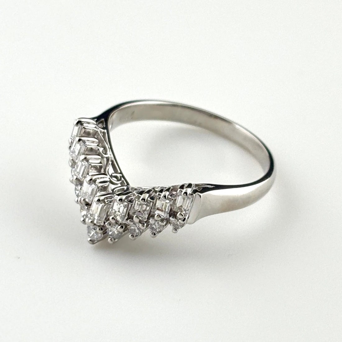 MELEE DIAMOND DESIGN RING PLATINUM: melee diamond design ring Platinum Brand: Unbranded Type/Style: Ring Material: Pt900, Color: PT Size: US 6.5 to 7 Accessories: None Accessories Notice: When purchasing pre-owned goods, please refer