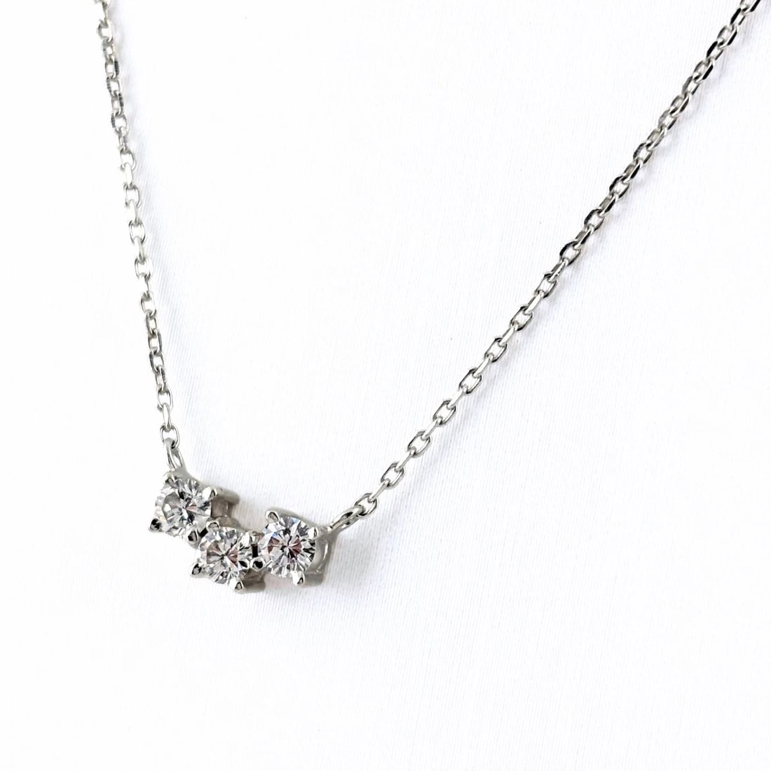 MELEE DIAMOND DESIGN NECKLACE: melee diamond design necklace Brand: Unbranded Type/Style: Necklace Material: Pt900, Color: PT Size: Chain / code 43cm(16.9") Pendant size 5.1?9.9mm(0.2") Accessories: None Accessories Notice: When