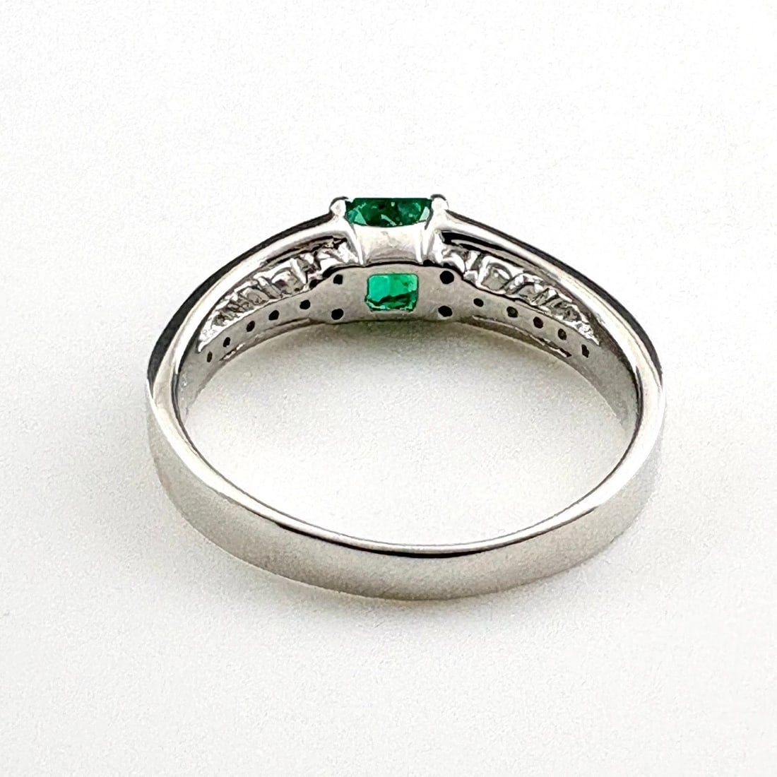 EMERALD DESIGN PLATINUM RING - 3