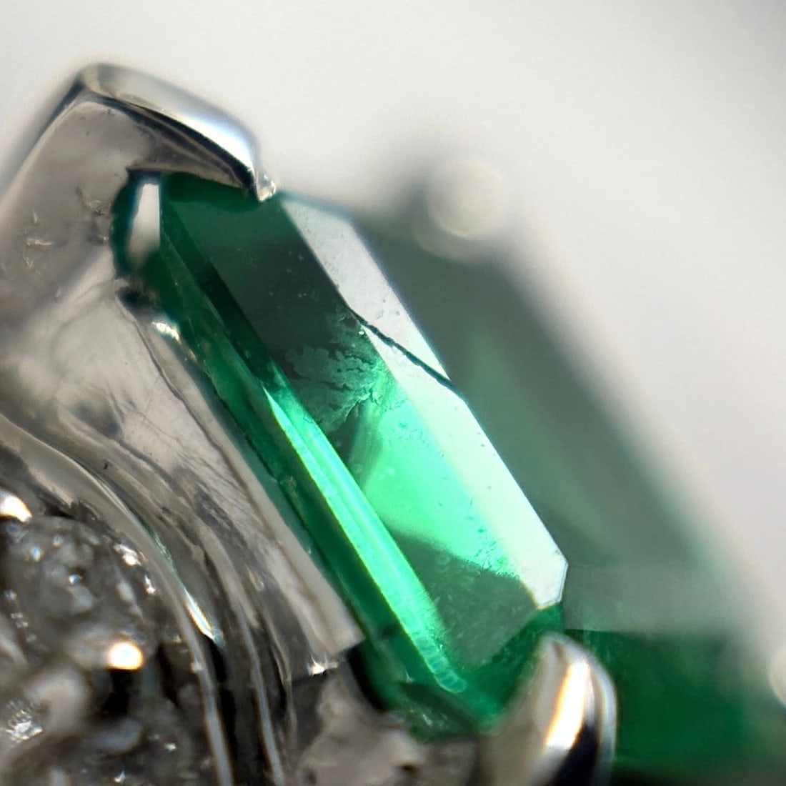 EMERALD DESIGN PLATINUM RING - 3