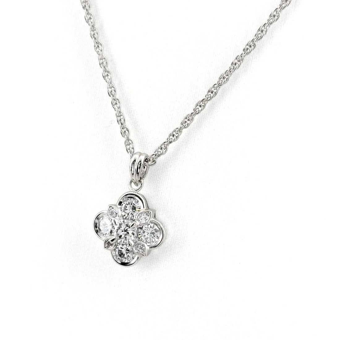 FLOWER MOTIF DESIGN NECKLACE PLATINUM PENDANT DIAMOND: Flower motif design Necklace Platinum Pendant diamond Brand: Unbranded Type/Style: Necklace Material: Pt900 Pt850, Main Stone Natural Color: White Size: Chain / code 40cm(15.7") Chain width