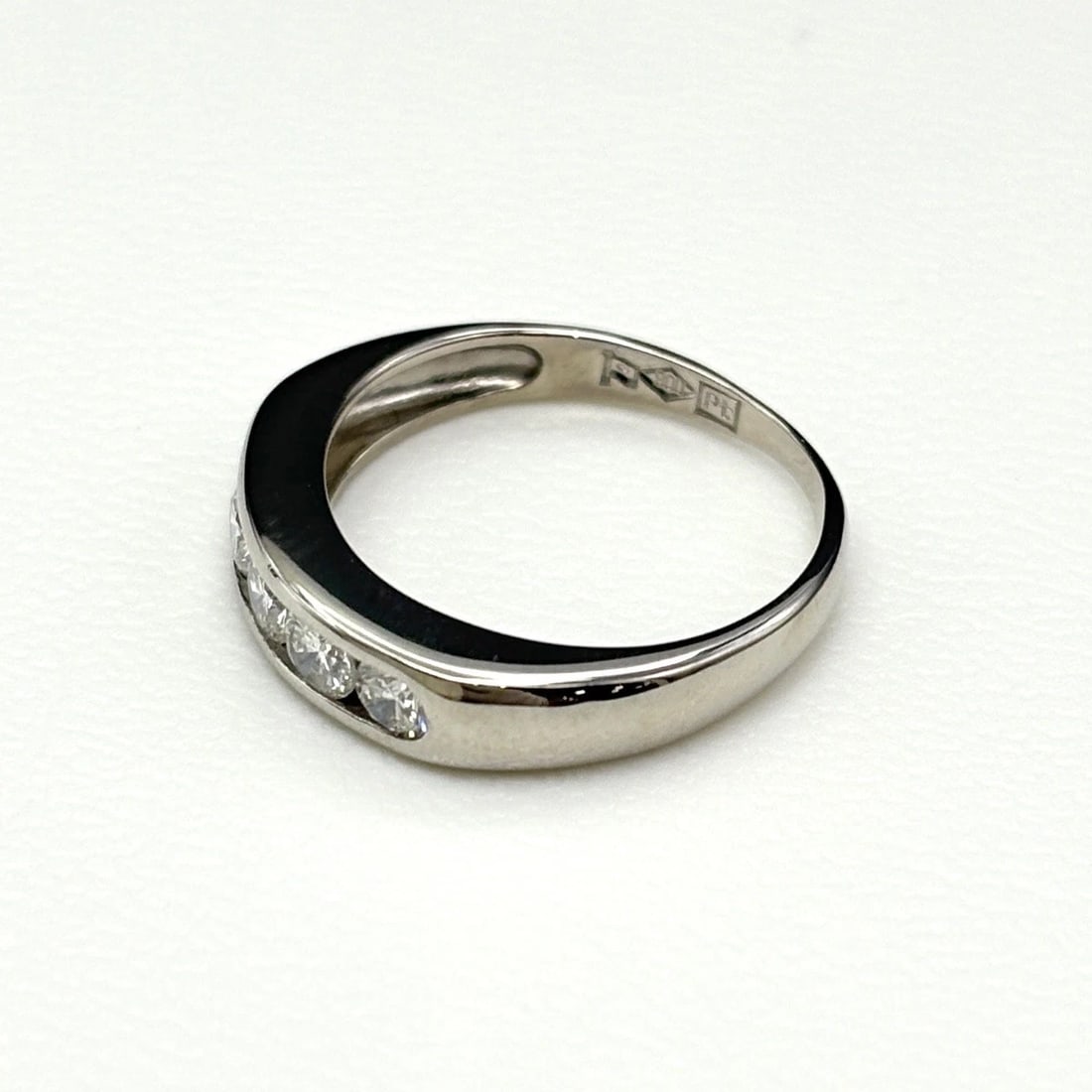MELEE DIAMOND DESIGN PLATINUM RING: melee diamond design Platinum ring Brand: Unbranded Type/Style: Ring Material: Pt900, Color: PT Size: US 4.5 to 5 Accessories: None Accessories Notice: When purchasing pre-owned goods, please refer