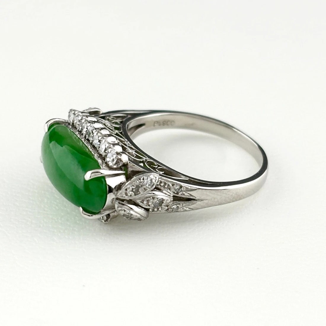 JADE DESIGN RING PLATINUM MELEE DIAMOND: jade design ring Platinum melee diamond Brand: Unbranded Type/Style: Ring Material: Pt900, Main Stone Jade Color: PT Size: US 6.5 Accessories: None Accessories Notice: When purchasing pre-