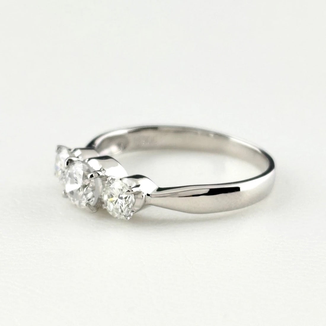 MELEE DIAMOND DESIGN RING PLATINUM: melee diamond design ring Platinum Brand: Unbranded Type/Style: Ring Material: Pt900, Color: PT Size: US 7 to 7.5 Accessories: None Accessories Notice: When purchasing pre-owned goods, please refer