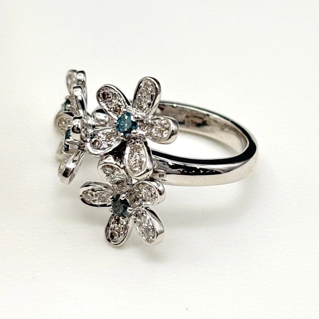 MELEE DIAMOND DESIGN TREATMENT DIAMOND RING 18K: melee diamond design Treatment Diamond Ring 18K Brand: Unbranded Type/Style: Ring Material: 18K YG, Color: Yellow Size: US 6 Accessories: None Accessories Notice: When purchasing pre-owned goods,