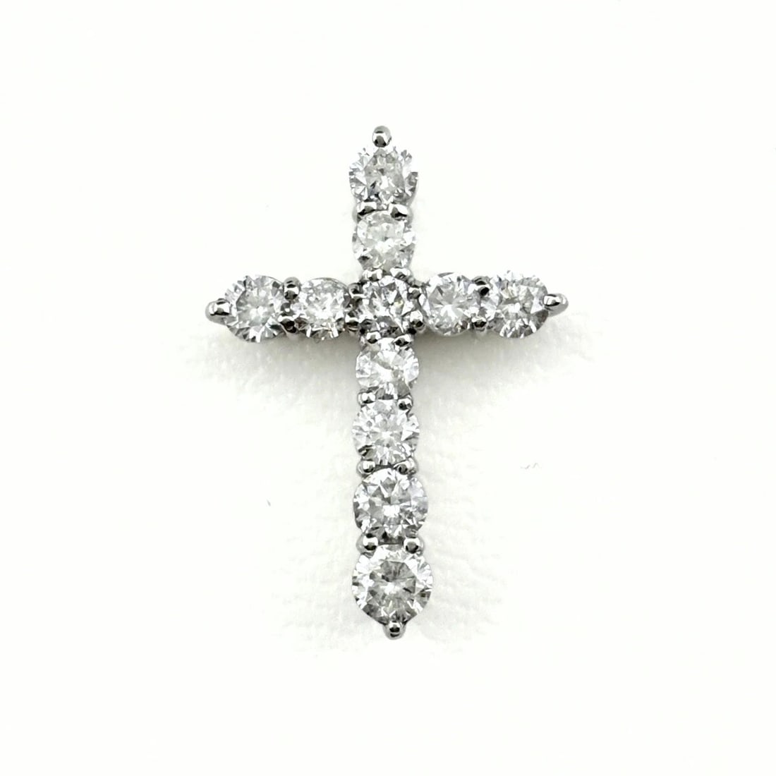 CROSS MOTIF PENDANT HEAD PLATINUM: Cross motif Pendant Head Platinum Brand: Unbranded Type/Style: Pendant Head Material: Pt900, Color: PT Size: Pendant size 21.4?15.2mm(0.8") Inside diameter of the bail 4.0?1.6mm(0.2") Accessories: