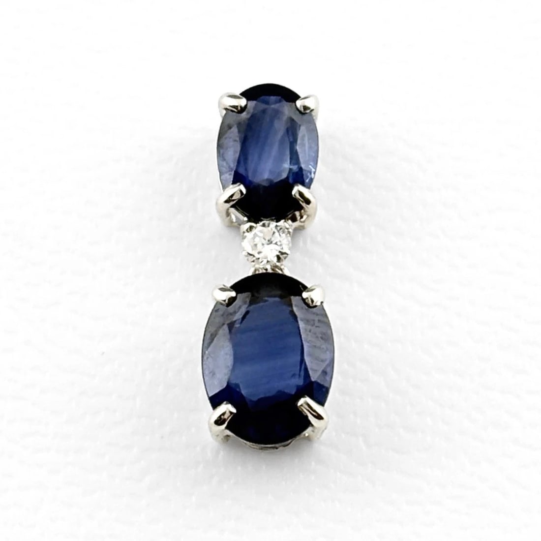 SAPPHIRE DESIGN PENDANT HEAD WG WHITEGOLD: Sapphire Design Pendant Head WG WhiteGold Brand: Unbranded Type/Style: Pendant Head Material: 18K WG, Main Stone Sapphire Color: WG Size: Pendant size 17.6?6.0mm(0.7") Inside diameter of the bail 4.1?