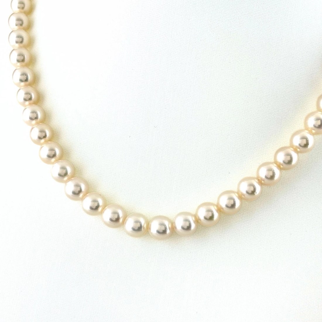 MIKIMOTO PEARL NECKLACE SILVER PEARL SV: MIKIMOTO Pearl Necklace Silver Pearl SV Brand: MIKIMOTO Type/Style: Necklace Material: SV, Color: Silver Size: Chain / code 38cm(15") Accessories: None Accessories Notice: When purchasing pre-owned