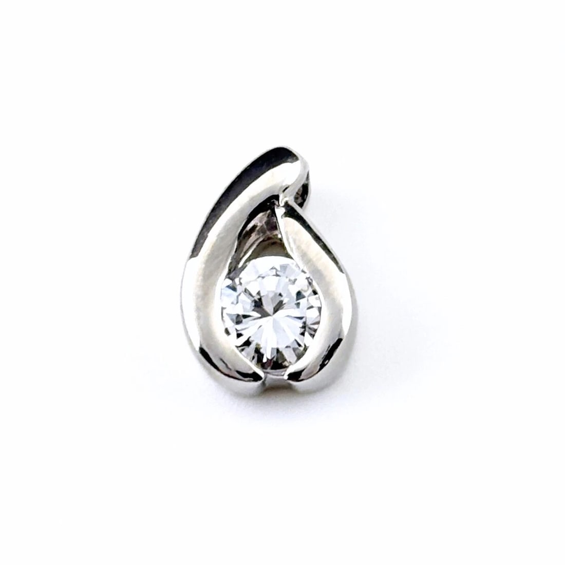 DIAMOND PENDANT HEAD PLATINUM: Diamond Pendant Head Platinum Brand: Unbranded Type/Style: Pendant Head Material: Pt900, Color: PT Size: Pendant size 10.3mm(0.4") Inside diameter of the bail 4.2?2.6mm(0.2") Accessories: None