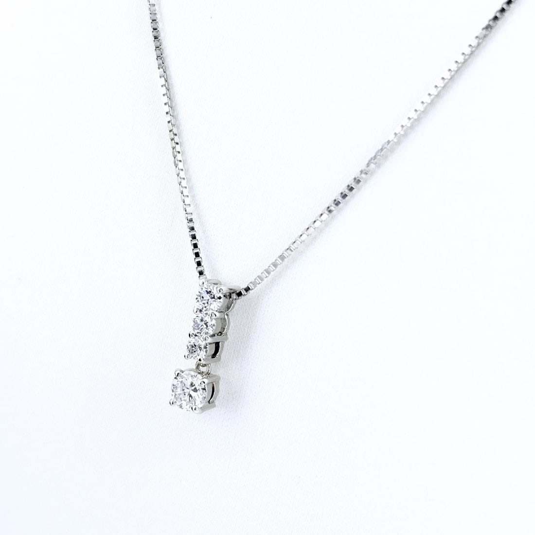 MELEE DIAMOND DESIGN PLATINUM PENDANT NECKLACE: melee diamond design Platinum Pendant Necklace Brand: Unbranded Type/Style: Necklace Material: Pt900, Color: PT Size: Chain / code 40.5cm(15.9") Pendant size 13.8?4.2mm(0.5") Accessories: None